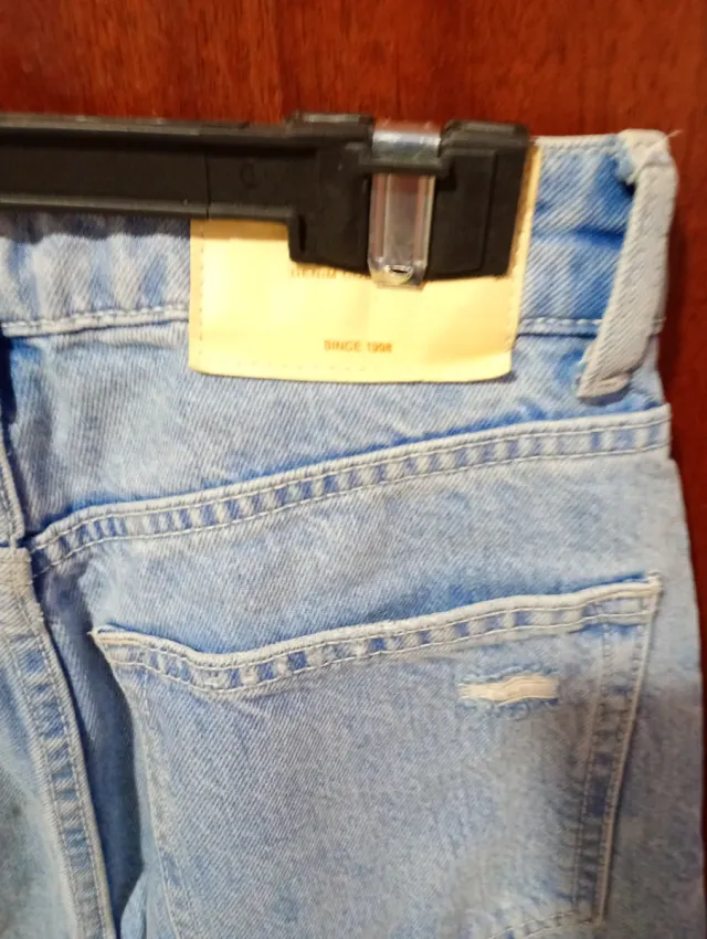 Vaqueros rotos desgastados