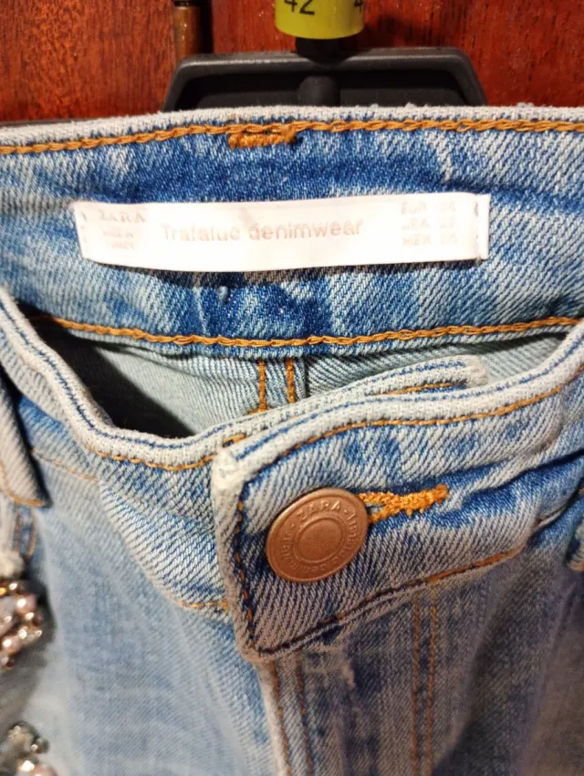 Vaqueros con pedrería y rotos