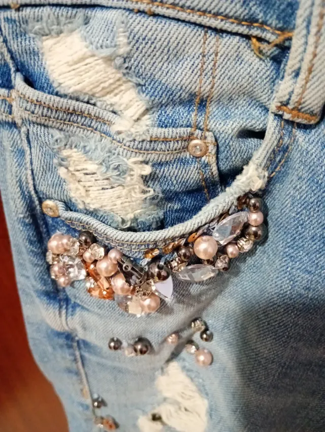 Vaqueros con pedrería y rotos