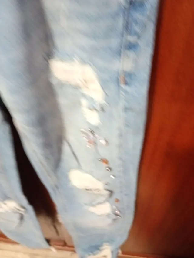 Vaqueros con pedrería y rotos