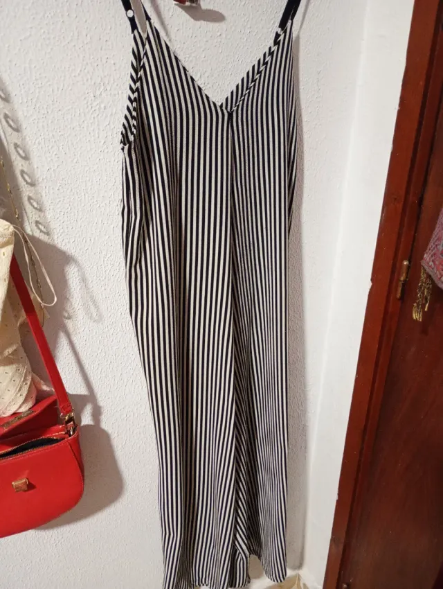 Mono de rayas blanco y negro