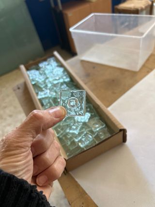 Piezas de vidrio fundido incoloro