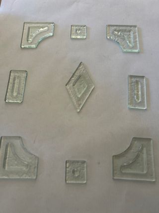 Piezas de vidrio fundido incoloro