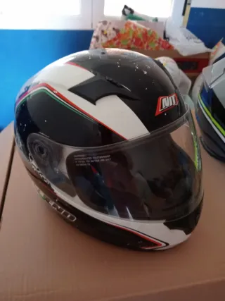 Casco de moto negro con visera