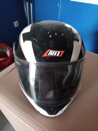 Casco de moto negro con visera