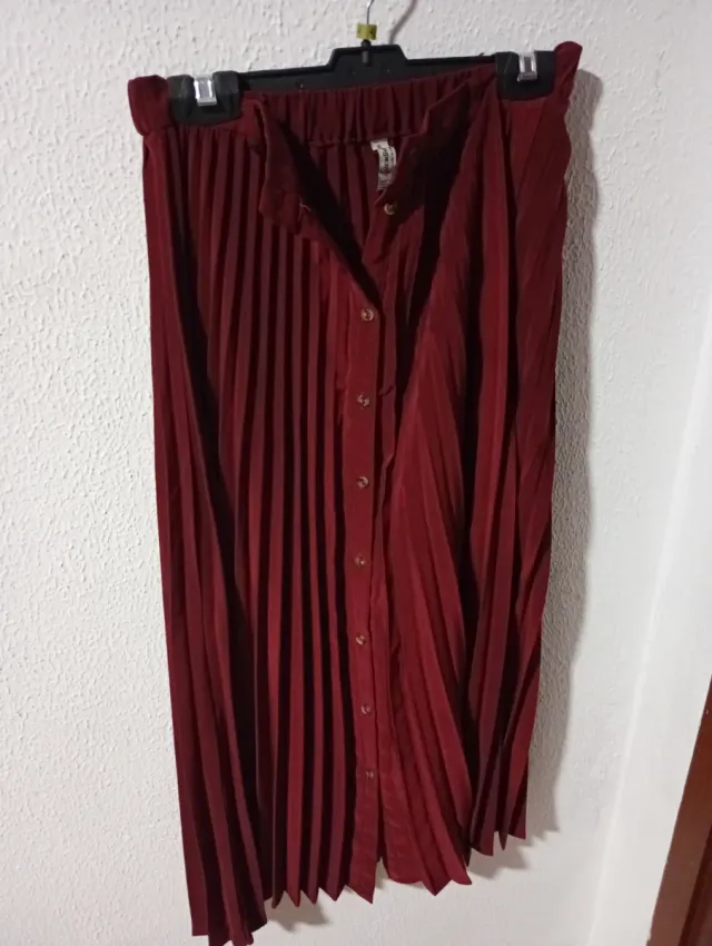 Falda granate plisada