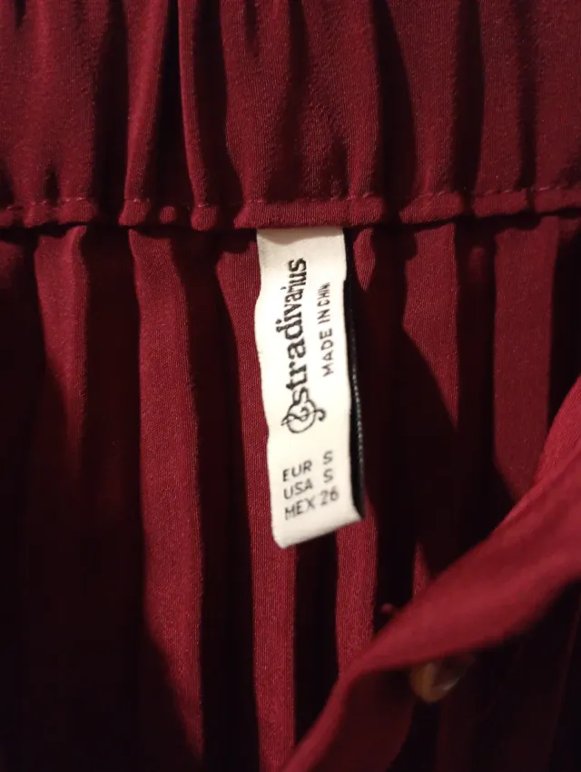 Falda granate plisada