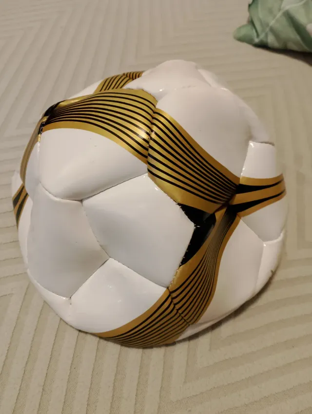 Balón de fútbol blanco y dorado
