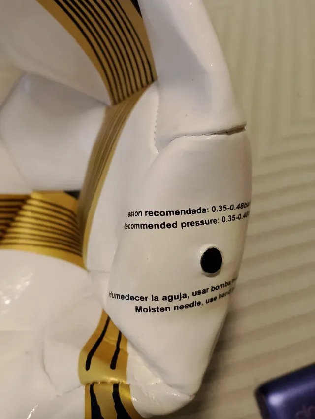 Balón de fútbol blanco y dorado