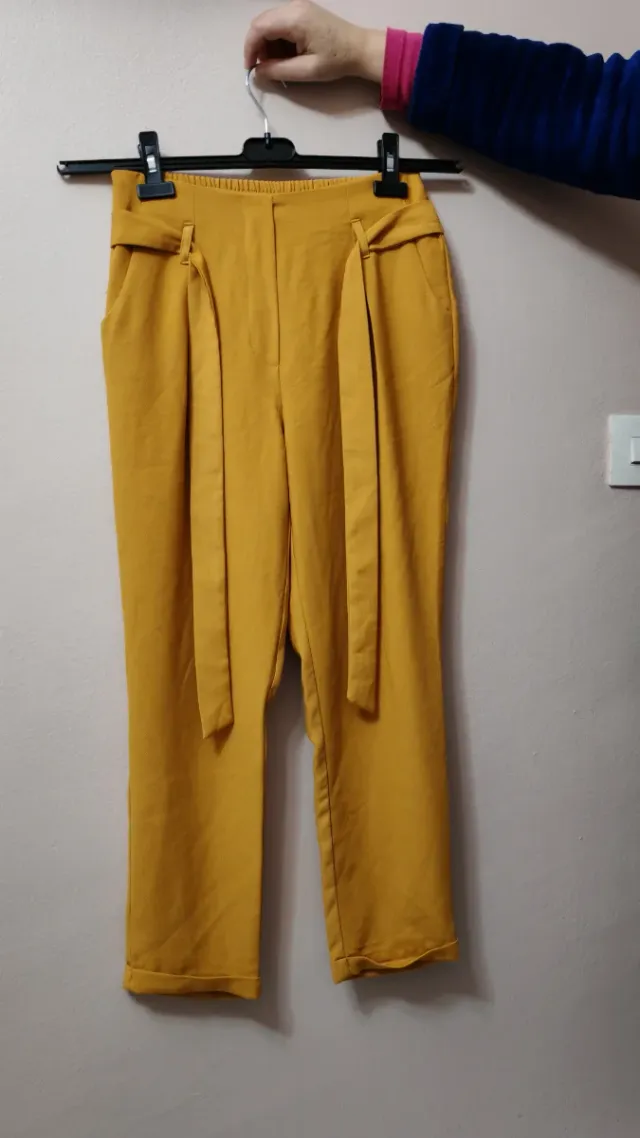 Pantalón amarillo Lefties