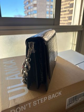 Bolso negro con cadena plateada