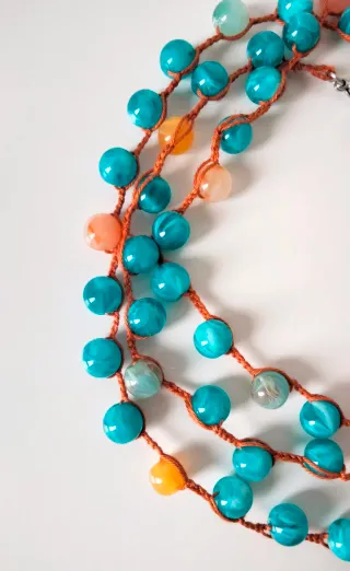 Collana macramè resine blu e arancio