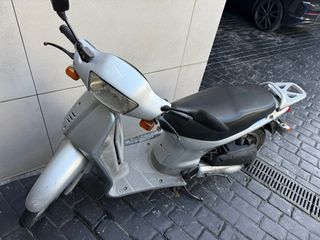Honda Scoopy 100 - Scooter fiable y económica