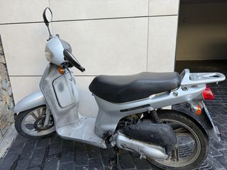 Honda Scoopy 100 - Scooter fiable y económica