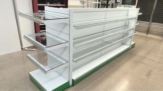 Estanterías metálicas con baldas de cristal