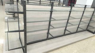 Estanterías metálicas con baldas de cristal
