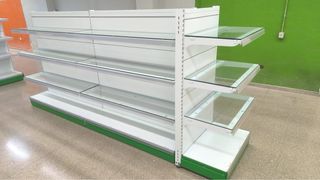 Estanterías metálicas con baldas de cristal