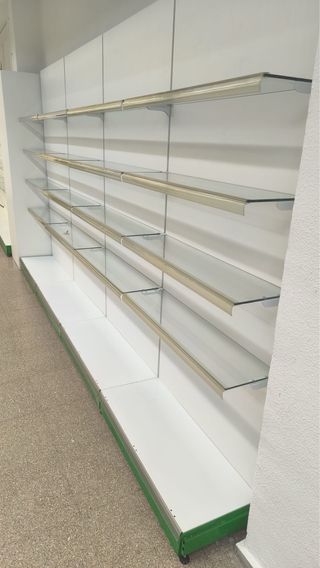 Estanterías metálicas con baldas de cristal