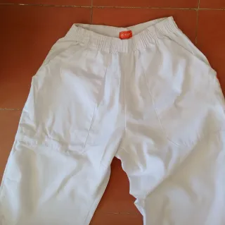 CONJUNTO PIJAMA SANITARIO BLANCO: CASACA + PANTALÓ