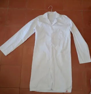 CONJUNTO PIJAMA SANITARIO BLANCO: CASACA + PANTALÓ