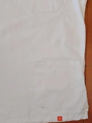 CONJUNTO PIJAMA SANITARIO BLANCO: CASACA + PANTALÓ