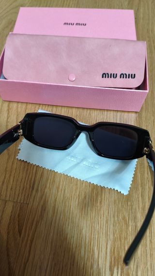 Gafas de sol Miu Miu negras