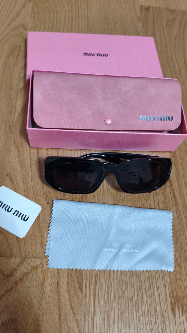 Gafas de sol Miu Miu negras