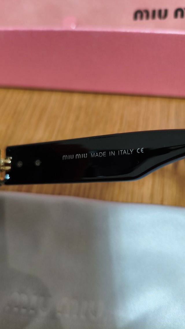 Gafas de sol Miu Miu negras