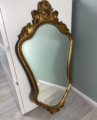 Specchio da parete dorato con cornice intagliata