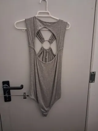 Body gris con aro y tiras