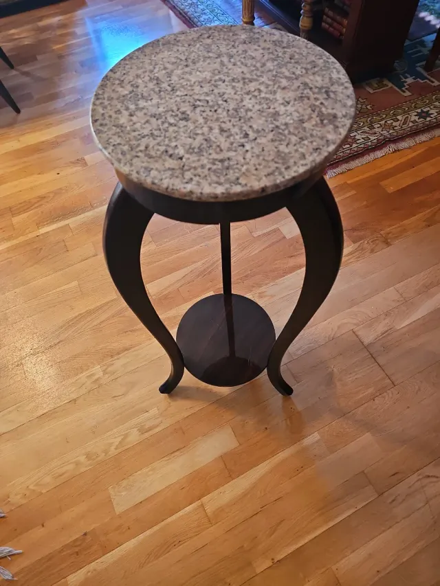 Mesa auxiliar redonda piedra y madera