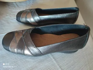 Zapatos planos marrones y dorados