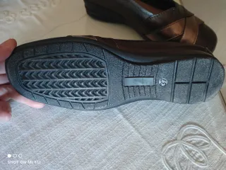 Zapatos planos marrones y dorados