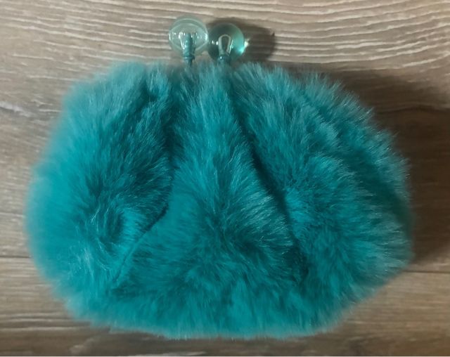 Monedero pelo azul Parfois