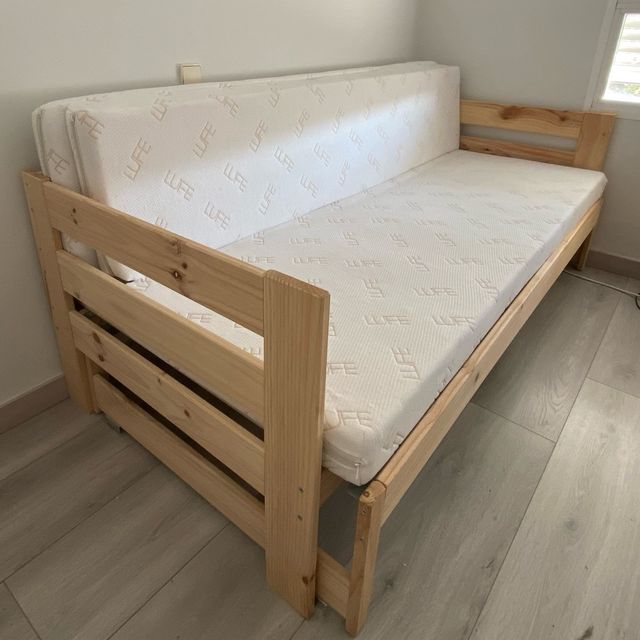 Sofá cama de madera de diseño. Cómo nuevo