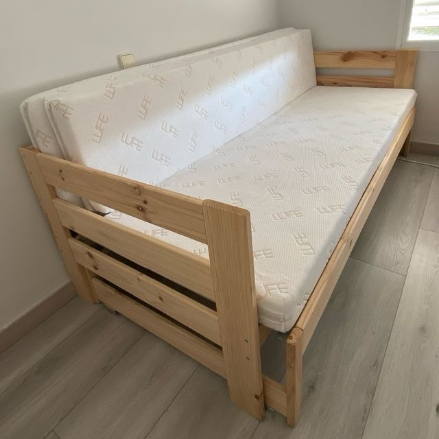 Sofá cama de madera de diseño. Cómo nuevo
