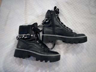 Botas Guess militares con cadenas
