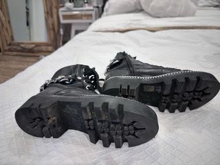 Botas Guess militares con cadenas