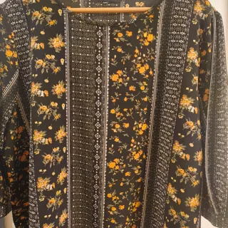 Blusa Vero Moda floral negra y amarilla