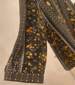 Blusa Vero Moda floral negra y amarilla