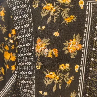 Blusa Vero Moda floral negra y amarilla