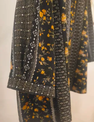 Blusa Vero Moda floral negra y amarilla