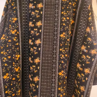 Blusa Vero Moda floral negra y amarilla