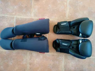 Guantes y rodilleras boxeo Outshock