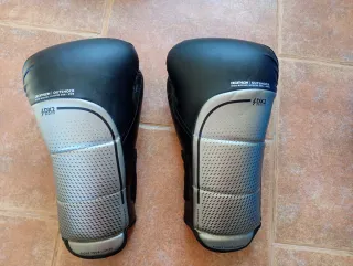 Guantes y rodilleras boxeo Outshock