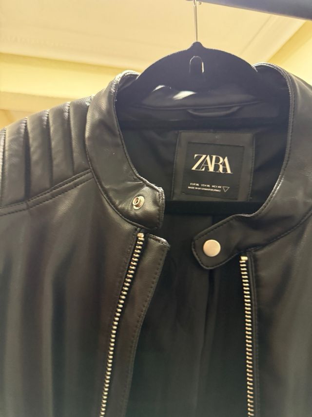 Chaqueta Zara cuero negra a estrenar.