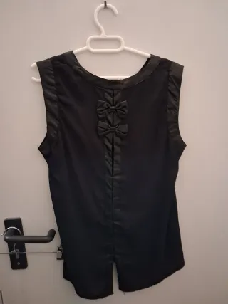 Top negro sin mangas con lazos