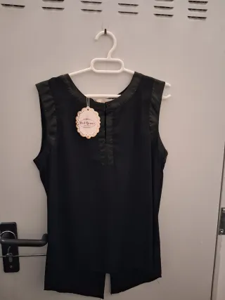 Top negro sin mangas con lazos