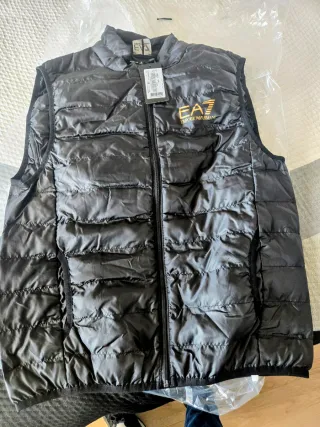 Chaleco Emporio Armani Negro Logo Dorado