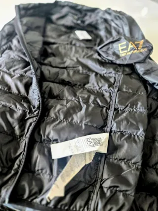 Chaleco Emporio Armani Negro Logo Dorado